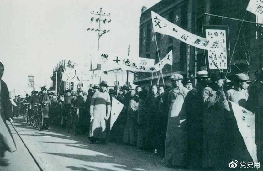 1935年12月9日，中国共产党领导北平学生掀起声势浩大的抗日救亡运动，并迅速波及全国，形成抗日救国的新高潮。图为游行队伍。